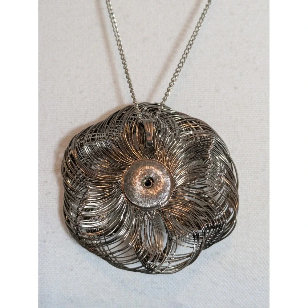 Vintage Wirework Flower Pendant Necklace In Silver Tone 1970's Rhinestones 22